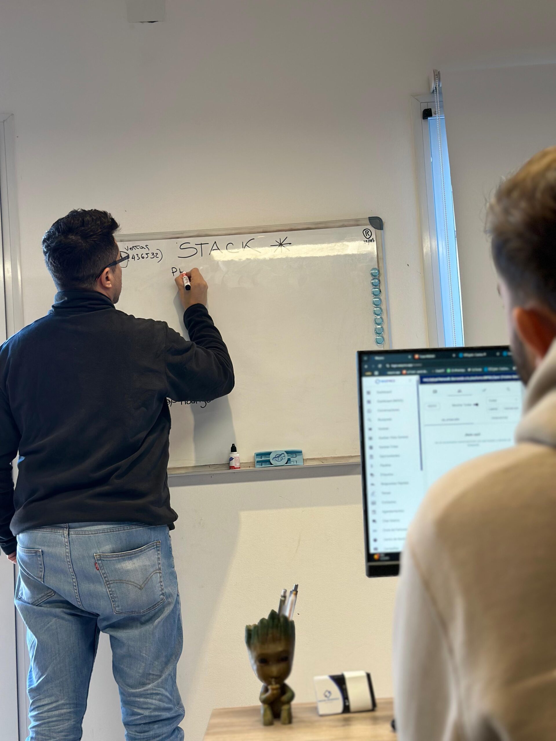 Equipo de ERP Woo Sync ideando soluciones